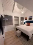 Modern Mountain Retreat — Perfectly Situated-Central AC- Pool! - Alphydda