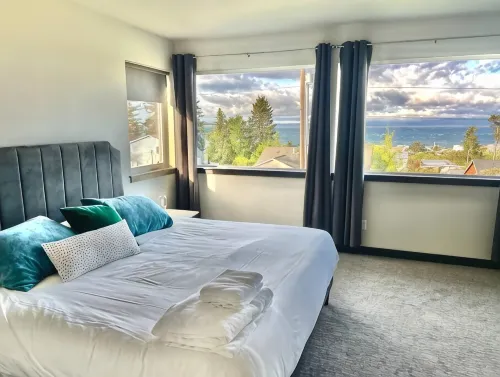 Halsey Haven! 3 BR Home w/ Stunning Views + Sauna! - 4-Star