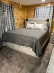 Cozy 2-bedroom cabin with WiFi, AC in delightful Rock. 2 minutes from trails. - Chalets