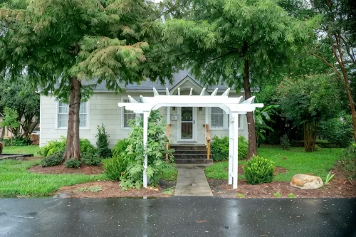 Large home in walking distance to everything downtown and False River - 3-Star