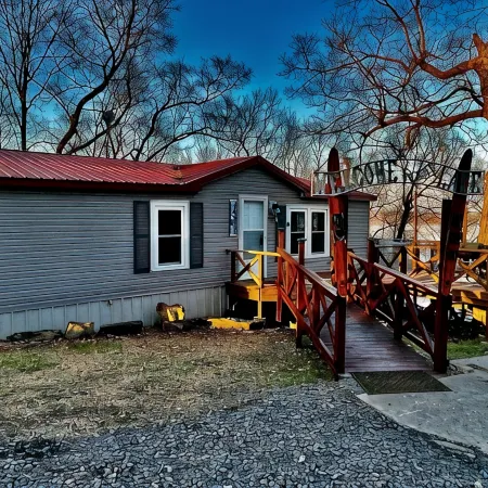 Lake View cottage, secluded, quiet, total remodel, 3 king beds