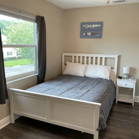 Cute, spacious 2 BR 2 Full BA condo minutes from the beaches