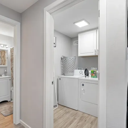 Beautiful remodeled 2 bedroom, walking distance from Downtown with AC