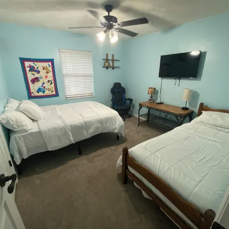 Quiet and comfy 3 bed, 1.5 baths in a quiet neighborhood great for Gator games