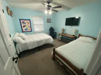 Quiet and comfy 3 bed, 1.5 baths in a quiet neighborhood great for Gator games - บังกะโล