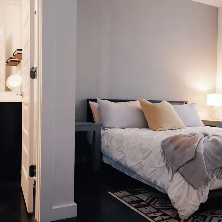 Modern Unit in Historic Old Manchester.