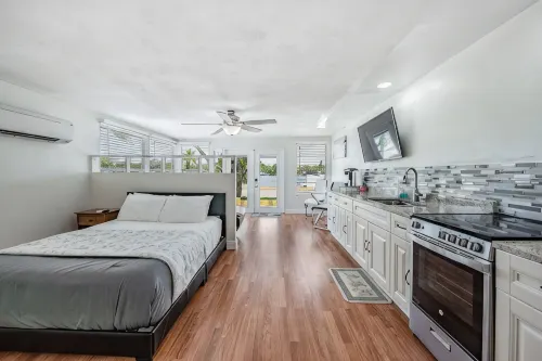 Aqua Vista Studio - Condos