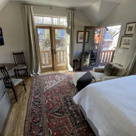 Studio in upscale, intimate Black Mountain neighborhood