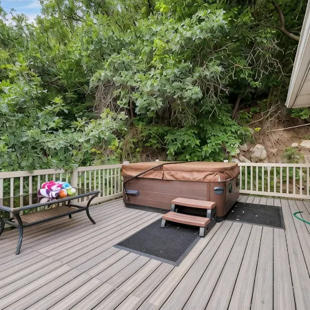 Spacious Mountain Hideaway 4 BD 3 BA W/ Hot Tub