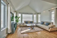 Dynamite 2-Bedroom House, Garage, Sleeps 6 - balcony
