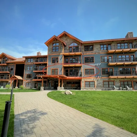 Luxury SKI IN/SKI OUT Kearsarge Brook Condo 3 bed, 2 bath at Cranmore Mountain!!