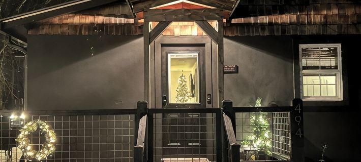 Newly renovated cottage, 5 min walk to town, dogs OK, fire pit, hot tub, wi-fi Hotels in Ashe County