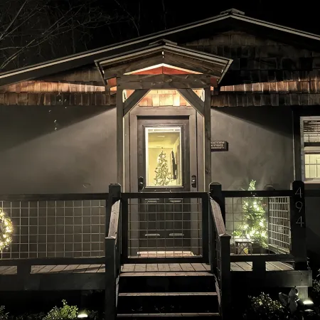 Newly renovated cottage, 5 min walk to town, dogs OK, fire pit, hot tub, wi-fi