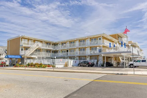 Spacious Beachfront Ocean View Condo Free Linens  Fall Festivals - Homestays