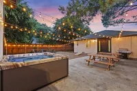 Stylish Home Hot Tub & Game Room near AT&T, Globe Life, UTA - Bungalows