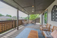 Charming 5 Bedroom w/ Self Check-In, Garage Parking & Pet Friendly - 3-Star