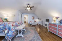 Large Suite/Private Bath/Private Entrance on Quiet Street Near Thomas Bay - WiFi