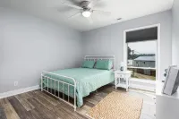 Lakefront, two bedroom, full bath. Relax, swim, kayak & fish on Lake Lookout. - 3-Star