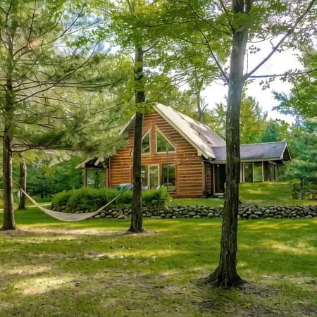 Lulu’s Lodge: Cozy Woods Cabin w/ Hot Tub + Stone Fireplace