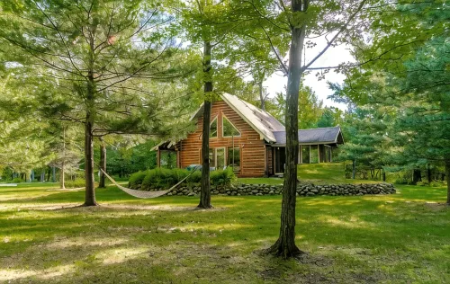 Lulu’s Lodge: Cozy Woods Cabin w/ Hot Tub + Stone Fireplace - Wifi