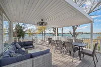 Water front Oasis with pickle-ball court and hot tub - 4-Star