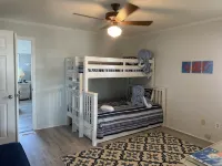 Oak Island 2nd Row Large Beach Home with Private Gated Pool! 5 Bedrooms, 3 decks - 2 tähden