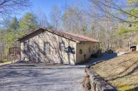 Secluded Cabin w/ HOT TUB, Woodburning Stove, VIEW on PRIVATE 2 acres - 발코니