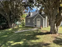 The Dollhouse is conveniently located. Mystic, Beaches, parks, casinos, shopping - Wifi
