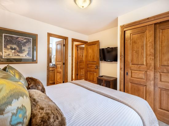 Superb 3 Br Townhome in Cascade Village w/Bikes, Shared Spa, Sauna & Cold Plunge