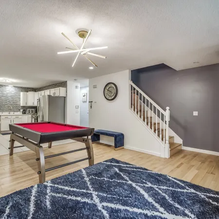 Townhouse with Pool Table - Renovated w/ King Bed