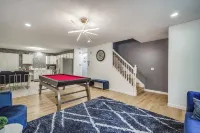 Townhouse with Pool Table - Renovated w/ King Bed - Gym