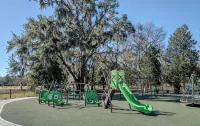 10 min to Parris Island - Pet friendly Retreat w/ Yard & 1-1 Guest House - Pools