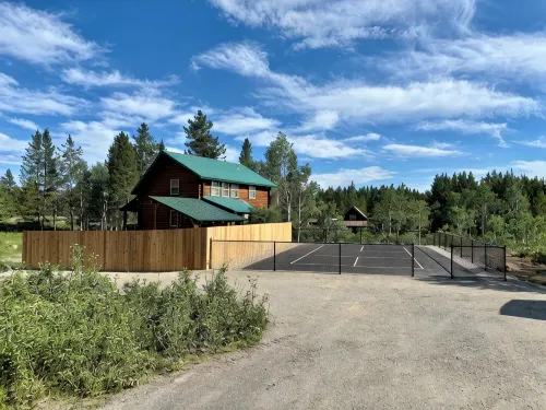 Comfortable Cabin, 33 Miles to Ynp. WiFi, Fire Pit, Hot Tub, Pickleball Court. - Hytter