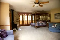 Secluded on 9 acres Beautiful 6,000+ Sq. Ft. Cabin, 6 Bd 4.25 Bath - Alphydda