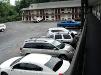 Knights Inn Cleveland GA - parking