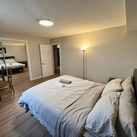Cozy 1 Bedroom Rental with Den free parking Close to University