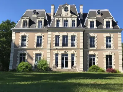 Château des Essards Avec Piscine et Jacuzzi Hotels in Bourgueil