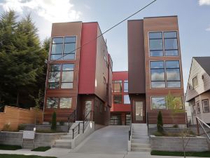 Central Modern Home with Rooftop