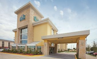 La Quinta Inn & Suites by Wyndham Dallas I-35 Walnut Hill Ln