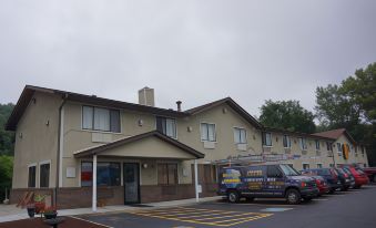 Super 8 by Wyndham Delmont