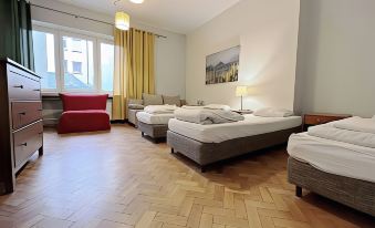 Hostel Helvetia - Private Rooms in City Center and Old Town