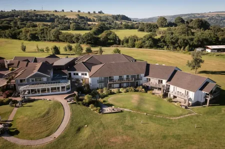Bryn Meadows Golf, Hotel & Spa Отели в г. Лланбрадч энд Пулипант