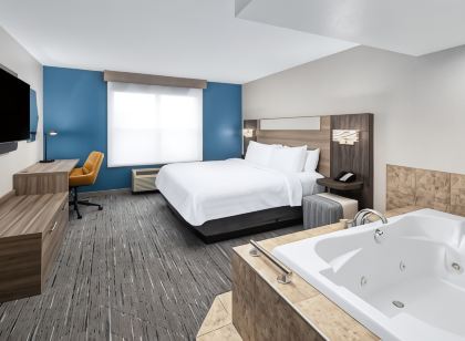 Holiday Inn Express & Suites Green Bay East