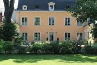 Hôtel le Gentleman Hotel dekat Château du Lude