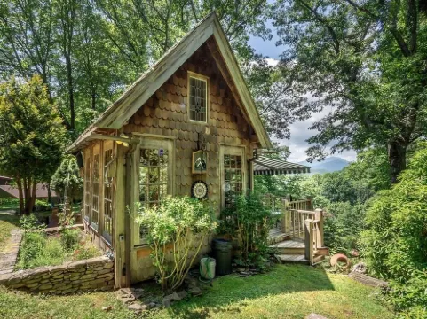 Badger's Den- Cozy Treetop Studio