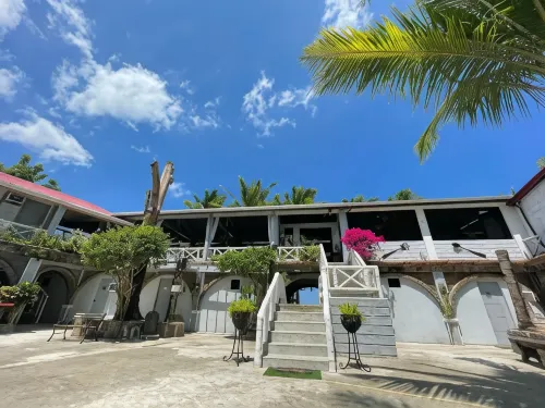 Sunbloom Beachfront Hotel and Restaurant Zambales فنادق في Candelaria