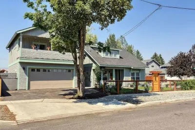 Downtown Charmer - Spacious 1 Bed 1 Bath  - Adventure Basecamp