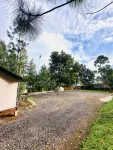 Banyu Pinus Camper Park Hotel di Sagalaherang