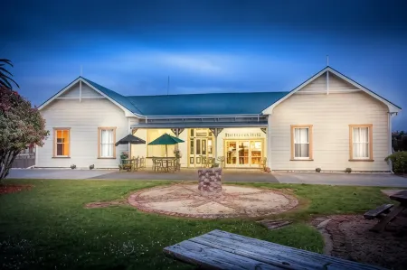 Karamea Village Hotel Отели в г. Karamea