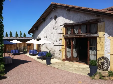 La Grange Отели в г. Пон-Трамбуз